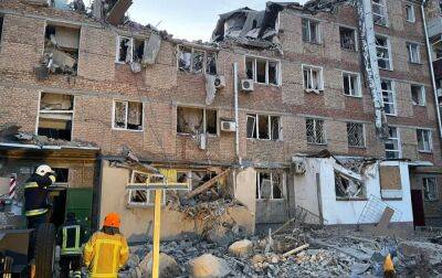 В Миколаєві з-під завалів багатоповерхівки врятували хлопчика. Шукають ще 7 людей
