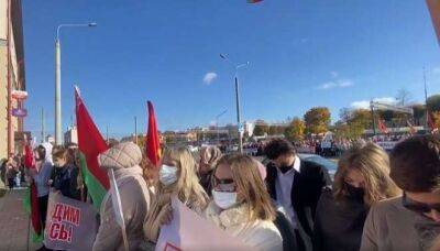 Люди, согнанные на пикет к польскому консульству, скрывали свои лица