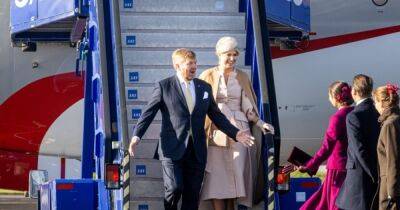 В бежевом пальто и шляпке-таблетке: королева Максима с мужем-королем с визитом в Швеции