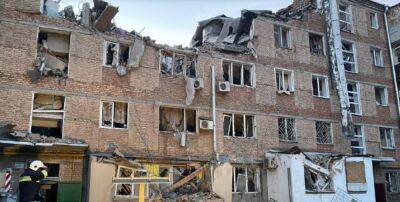 Ракетний обстріл Миколаєва: зруйновано п'ятиповерхівку та човникову станцію, є жертви