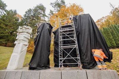 На кладбище в Вильнюсе скульптуры советских воинов прикрыты черной тканью