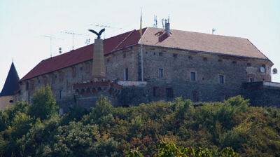 В замке "Паланок" вместо венгерского турула установят тризуб