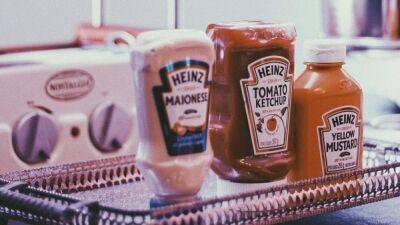 При комнатной температуре или в холодильнике: как правильно хранить кетчуп и горчицу