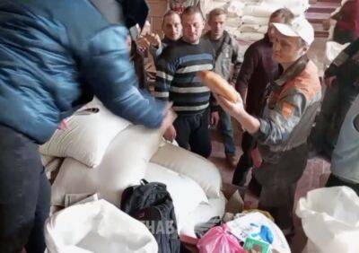 Сумне видовище: окупанти заявили, що налагодили роздачу соціального хліба у Лисичанську (відео)