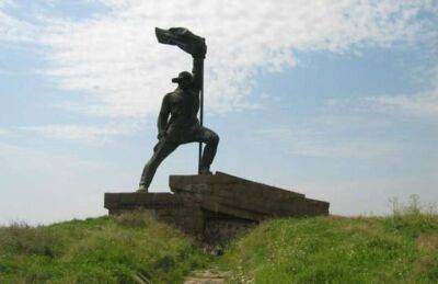 В Ужгороді демонтують пам'ятник радянським воїнам-визволителям