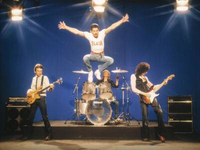 Queen выпустила песню Face It Alone, которая была записана 35 лет назад с участием Фредди Меркьюри и считалась утерянной. Видео