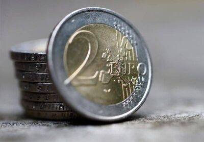 Доллар незначительно дешевеет, евро дорожает в ходе торгов на "Мосбирже"