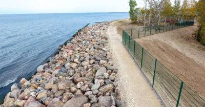 Завершены работы по восстановлению берегового укрепления Даугавгривы, пешеходное движение по дамбе возобновлено