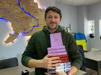 Чем больше истории, тем лучше“. Притула передал Маску еще одну книгу по истории Украины