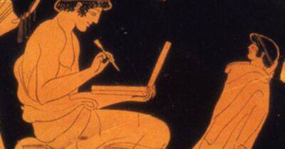 Древнегреческий ноутбук. На картине возрастом 2500 лет обнаружили "путешественника во времени"