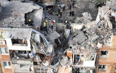 Удар по житловому будинку у Миколаєві: рятувальники дістали з-під завалів ще одне тіло