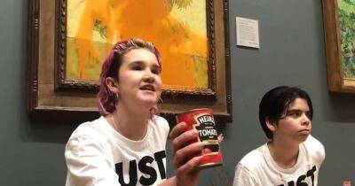 Экоактивисты облили "Подсолнухи" Ван Гога томатным супом и приклеили себя к стене
