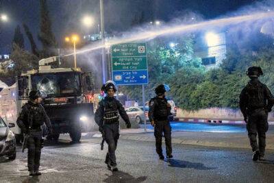 Беспорядки в Восточном Иерусалиме: арабы забросали камнями машину поселенцев, двое ранены