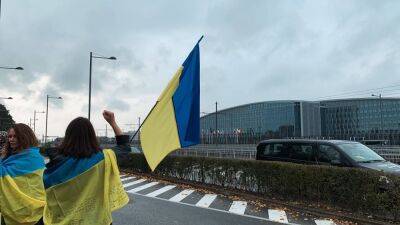 Более 800 человек собрались под штаб-квартирой НАТО с требованиями военной помощи в Украине.