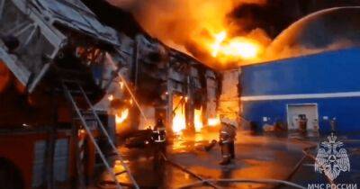 В РФ возник масштабный пожар на складе с пластиком: огонь распространился на тысячи метров