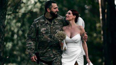 В белом платье с декольте и берцах: снайперша Жанна д'Арк вышла замуж на передовой – фото