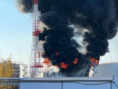 В Белгородской области РФ горит нефтебаза. Местный губернатор заявил, что был "обстрел"