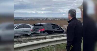 Ажиотаж на дороге: водитель засмотрелся на Порошенко и врезался в противотанковый еж (видео)