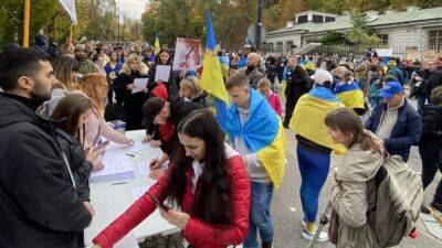 Поляки устроили уличный "референдум" по поводу "аннексии" российского посольства