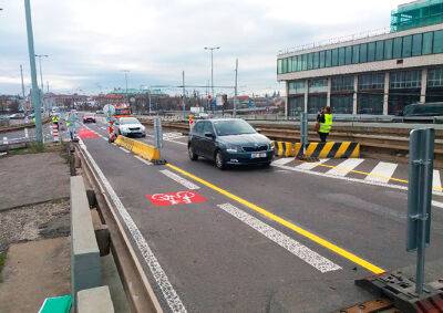 Проблемный мост у станции метро Vltavská открыли для автомобилей