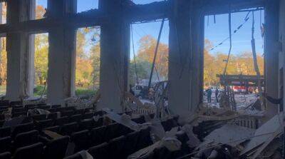 «Хлопок» в оккупированном Донецке: в здании «администрации» выбиты стекла, горят авто