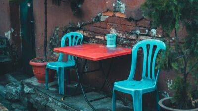 Чистота в саду: как отмыть посеревшие пластиковые стулья 3 простыми шагами