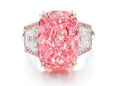 Редкий розовый бриллиант продали на аукционе за рекордные $57,7 млн