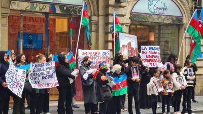 У посольства Франции в Баку прошла акция азербайджанских женщин - svoboda.org - Армения - Франция - Азербайджан - Ереван - Баку - Гянджа