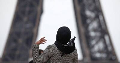 Женщина судилась с работодателем из-за запрета на ношение хиджаба. Суд ЕС не увидел в этом дискриминации