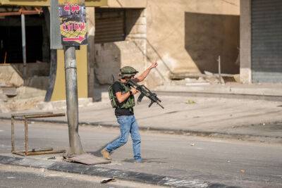 Видео: солдат ЦАХАЛа на досуге стреляет по палестинским домам