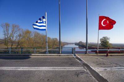 Греция заявила, что Турция заставляла обнаженных мигрантов пересекать границу
