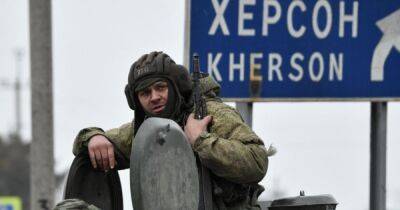 ВС РФ начали эвакуировать "госучреждения" из Херсонской области в Крым, — Генштаб