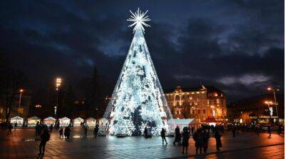 "Глупая акция": мэрию Вильнюса осудили за скандал с рождественской елкой