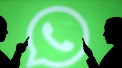 "Коммерсантъ": учителям запретили использовать WhatsApp для работы