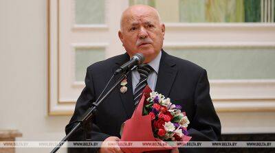 Лукашенко поздравил с 85-летием народного писателя Беларуси Чергинца