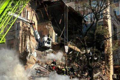 У Києві під завалами зруйнованої дроном-камікадзе багатоповерхівки перебувають люди