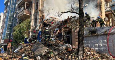 Одна женщина погибла: в Киеве спасатели продолжают расчищать завалы разрушенного дома