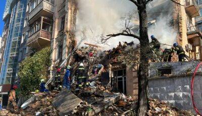 Атака дронів-камікадзе на Київ: з-під завалів зруйнованого будинку дістали тіло першої жертви