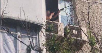 СМИ развенчали фейк о мужчине с ружьем, который "охотился на дроны-камикадзе с балкона"