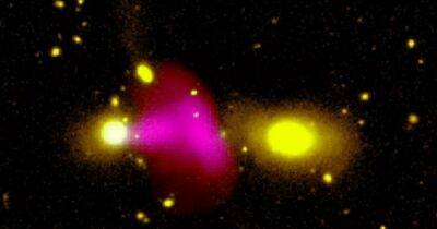 Луч смерти. Ученые впервые увидели, как черная дыра "стреляет" плазмой по соседней галактике