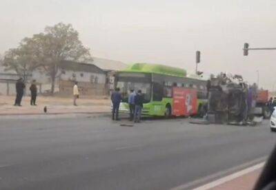 В Ташкенте произошло очередное ДТП, грузовик врезался в автобус. Видео