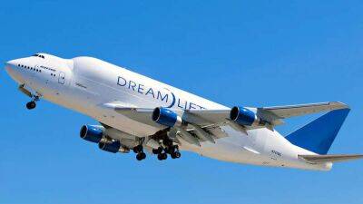Самолет Boeing 747 Dreamlifter потерял 100-килограммовое колесо прямо во время взлета