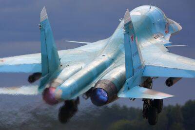 В российском Ейске самолет ВВС упал на многоэтажный дом