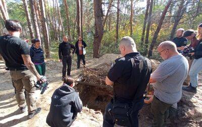 На Харьковщине оккупанты бросили связанных мужчин в четырехметровую яму