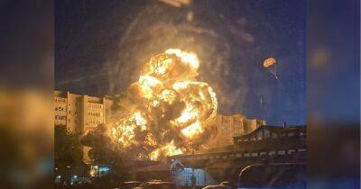 Знесло цілий під'їзд: військовий літак із повним боєкомплектом упав на багатоповерхівку в російському Єйську (фото, відео)