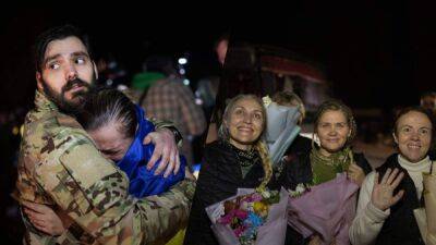 Слезы радости, которые невозможно сдержать: трогательные фото с возвращенными из плена украинками