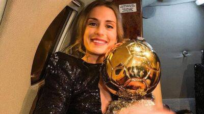 Второй год подряд: футболистка Барселоны Алексия Путельяс выиграла женский Золотой Мяч