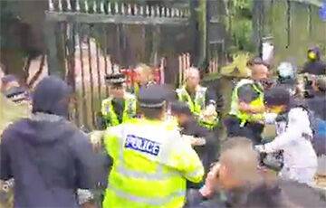 Сотрудники китайского консульства в Манчестере напали на протестующего в поддержку Гонконга