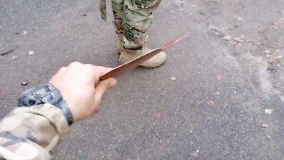Одноразовые воины: ВСУ показали некачественные пластины из бронежилетов оккупантов