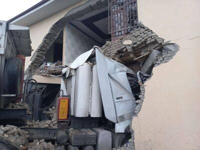 В Фергане грузовик на скорости врезался в жилой дом